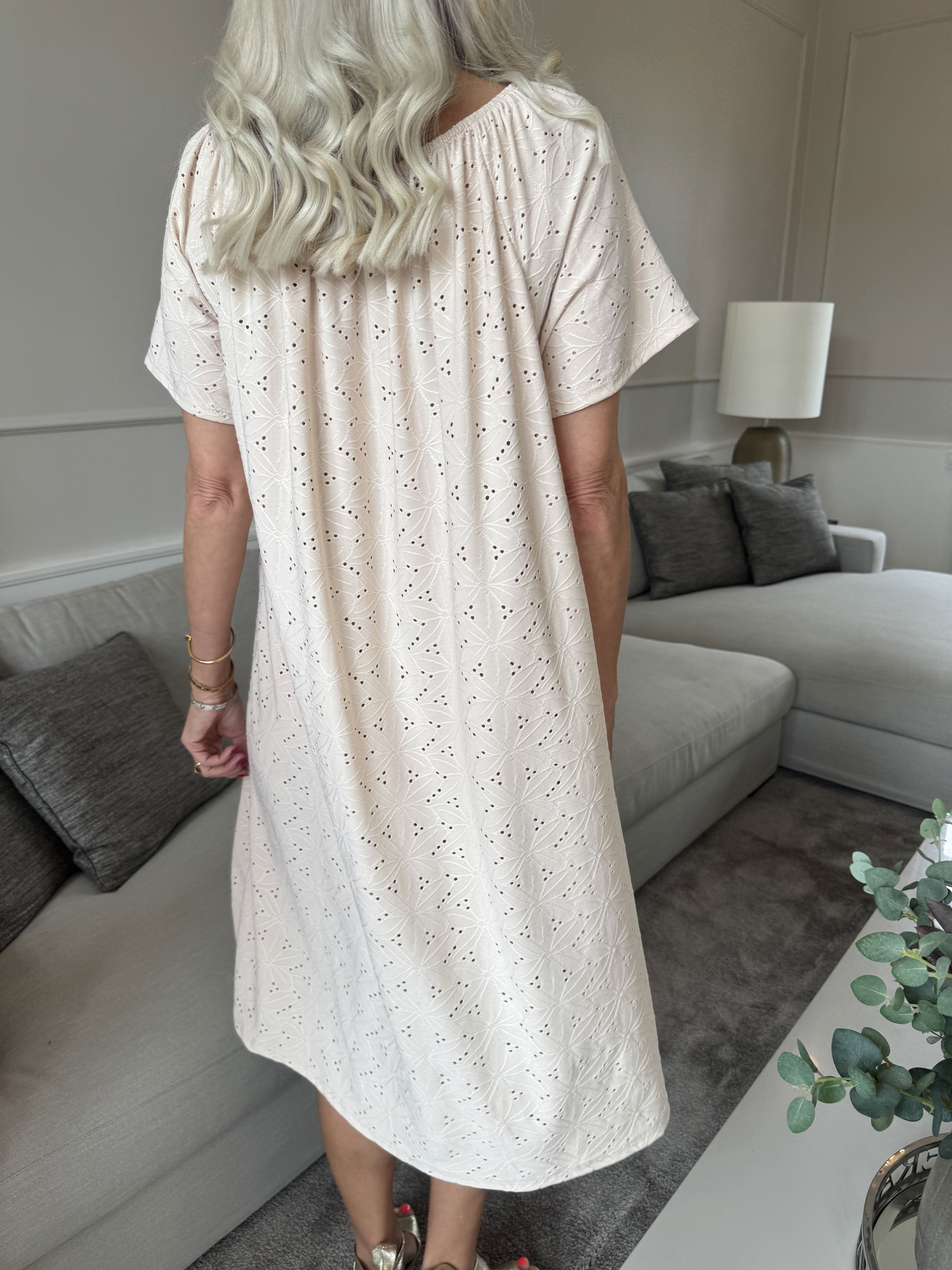 Aliz - Söt mjuk klänning med broderie anglaise